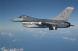 F16-equipado-con-un-misil-de-crucero-JASSM