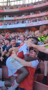 saka-jumping-onto-some-random-donny-in-the-stands-after-the-v0-pmx3la30t8mb1