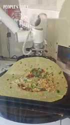 Within minutes, a robot-made jianbing, or Chinese crepe, is served hot and fresh!_thumb.jpg