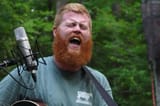 oliver-anthony-musics-rich-men-north-of-richmond-debuts-at-v0-roRNqph5R7ShWF3CJgFgcCMRxrMOFUkJxRsjJOPS-kQ