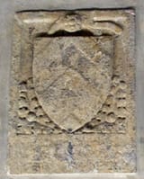Chiostro_dei_morti,_ala_est,_stemma_39_guasconi