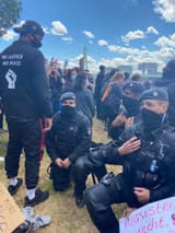 blick-von-oben-1-96-meter-ist-der-basketballer-gross-das-bild-dient-jetzt-in-rechten-und-rassistischen-kreisen-als-beleg-fuer-eine-angebliche-unterwerfung-der-polizei (1)