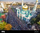 moscow-russia-24th-sep-2015-an-aerial-view-of-muslims-praying-outside-F2TK5D