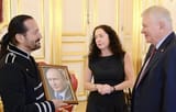 1444x920_francis-lalanne-recevant-un-portrait-dedicace-du-president-russe-vladimir-poutine-a-l-ambassade-de-russie-en-france-le-16-juillet-2025