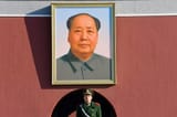 71344092-Portraet-von-Mao-Zedong-am-Tiananmen-Tor-Eingang-zur-Verbotenen-Stadt-Peking-China
