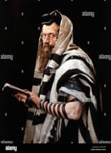 the-rabbi-1892-the-rabii-wears-the-tefillin-phylactery-black-leather-D95YE9