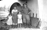 uma_familia_de_portugueses_no_colonato_da_cela_cuanza_sul_1960