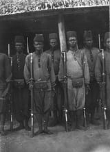 COLLECTIE_TROPENMUSEUM_Soldaten_in_uniform_met_geweren_met_bajonetten_TMnr_60032115
