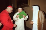 john-paul2-kisses-koran_AP_07041603482-1024x680