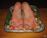 Artist´s_view_of_feet_on_a_plate