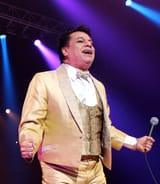 Juan_Gabriel_---_Pepsi_Center_---_09.26.14_(cropped_2)