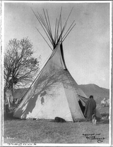 Crow_tipi_near_Crow_Agency,_Montana,_around_1905