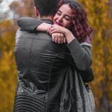 how-to-hug-a-girl-tips-for-shy-guys-to-give-friendly-and-romantic-hugs-to-girls