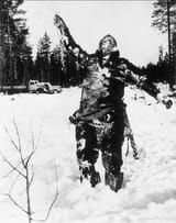 Body of frozen Soviet soldier propped up by Finnish fighters to intimidate Soviet troops, 1939