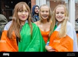 belfast-northern-ireland-17-mar-2016-three-young-girls-wear-irish-HWBXC0