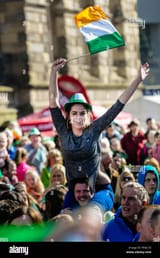 belfast-northern-ireland-17-mar-2016-a-young-woman-holding-an-irish-FPACTD