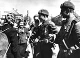 Soviet%20soldiers%20taking%20down%20a%20Nazi%20sign%20in%20Austria%20-%20Voennyi%20Albom,%20Sputnik%20News_0[1]