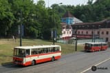 Zástupcovia-generácie-autobusov-z-prelomu-80-a-90-rokov-v-autobusovom-sprievode