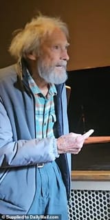 83416673-13285173-Clint_Eastwood-m-45_1712678843192
