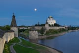 Псковский_Кром_и_полнолуние