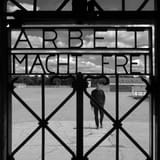 Tor_im_KZ_Dachau_mit_Inschrift_Arbeit_macht_frei