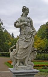 Statue_of_the_goddess_Pax_(Pavlovsk_Garden,_St_Petersburg,_Russia)