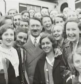 der-fuhrer_mit-den-maedchen