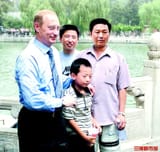 Russian President Vladimir Putin (left) poses for a photo with Peng Pai (center) at Beihai Park in Beijing, July 2000