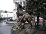 Ukraine-Kyiv-Maidan_Nezalezhnosti-Mamai_monument