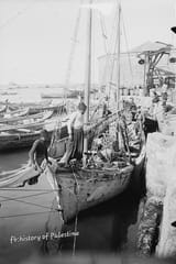 An old photo of Palestinian workers exporting Jaffa oranges to Europe in 1928