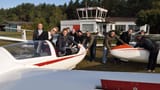 mit_dem_traditionellen_abfliegen_beendeten_verdens_segelflieger_die_saison._santos_blume_vorne_links_wurde_pilot_des_jahres_ralf_zieseni_vorne_rechts_flugschuler_des_jahres_.-2118234094