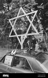 great-star-of-david-for-the-papal-nunciature-in-the-hague-as-a-protest-against-the-vatican-attitude-toward...stery-near-auschwitz-date-16-august-1989-location-the-hague-zuid-holland-keywords-david-stars-monasteries-protests-2AT2XNB