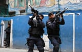 policiais-do-bope-batalhao-de-operacoes-especiais-utilizam-a-comunidade-tavares-bastos-na-zona-sul-do-rio-onde-esta-situado-o-quartel-general-da-elite-da-pm-do-rio-para-treinar-taticas-de-incursao-1358545480211_1920x1226-3833935582