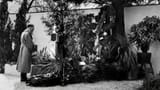 Hitler at his parents grave 3
