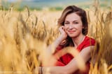 hymyilee ja istuu pellossa