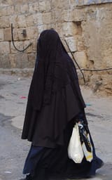 A_female_member_of_the_Haredi_burqa_sect_in_Mea_Shearim