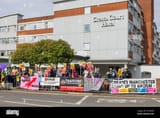 altrincham-uk-27-jul-2025-counter-demonstrators-stand-against-anti-migrant-protestors-outside-the-cresta-c...grant-protest-assembled-outside-the-front-of-the-hotel-to-oppose-the-gathering-credit-milo-chandleralamy-live-news-3C3XRGR
