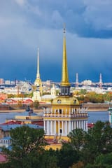cityscape-with-spire-admiralty-building-saint-petersburg-russia_250132-10003