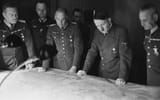 Bundesarchiv_Bild_146-1971-070-61,_Hitler_mit_Generälen_bei_Lagebesprechung_Getty_107424743