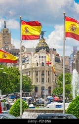 madrid-city-center-view-along-the-calle-de-alcala-towards-the-metropolis-hotel-and-surrounding-architecture-in-the-historic-centre-of-madrid-spain-p21bn6