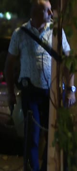 policajac sa pistoljem tokom građanskog protesta 8-17-2025 na Novom Beogradu pistolj