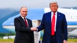 putin-trump-handshake-alaska