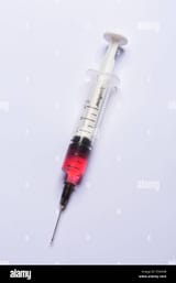 syringe-filled-with-pink-liquid-E5RX4B-955673039