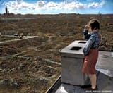 A girl looking at the ruins of the Warsaw Ghetto. 🇵🇱Warsaw, April 3, 1946. Photo; Reginald Kenny ½ Colour; Mikołaj Kaczmarek - Kolor Historii