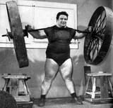 Paul_Anderson,_durante_lo_squat_con_una_ruota_di_carro