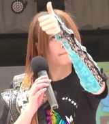 mayu thumbs up
