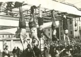 Mussolini_e_Petacci_a_Piazzale_Loreto,_1945