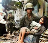 a-us-soldier-in-manila-rescuing-an-injured-filipino-girl-v0-umpjjvw3jt1a1