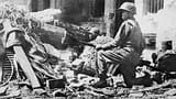 250px-Vietnamese_soldier_holding_the_Lunge_Mine_at_Hàng_Đậu_Street_on_December_1946