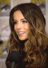 Kate_Beckinsale_2011_Comic-Con_(truer_color)